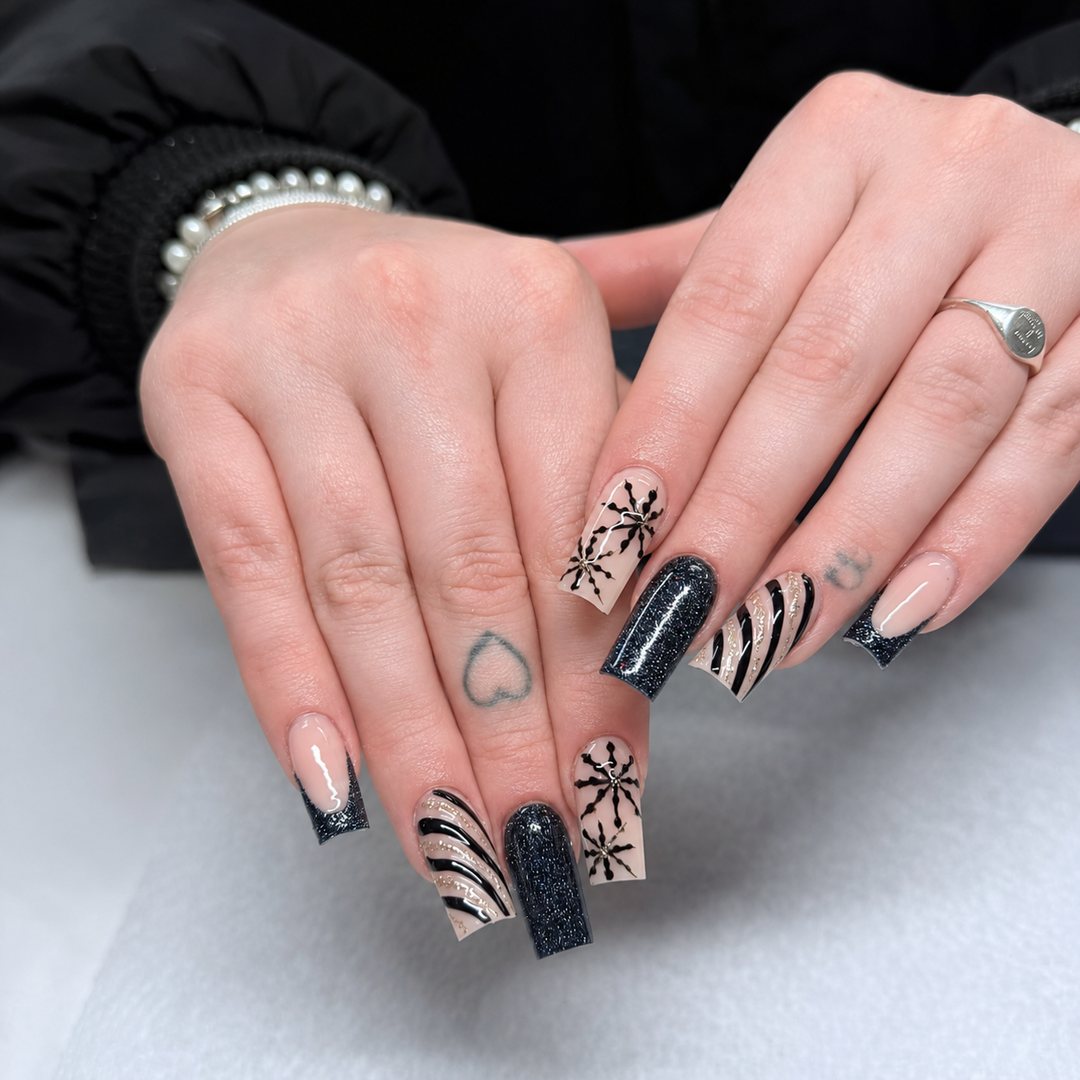Black & white nail art 22